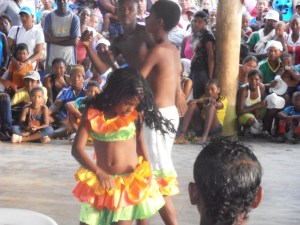 Isla Fuerte performing.